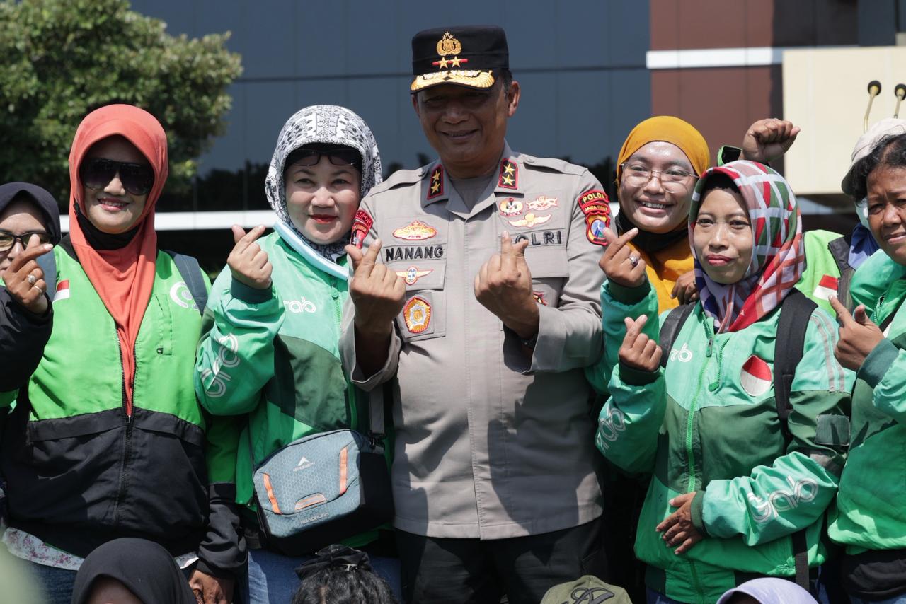 Kapolda Jatim Irjen Pol Drs. Nanang Avianto bersama ojek Online