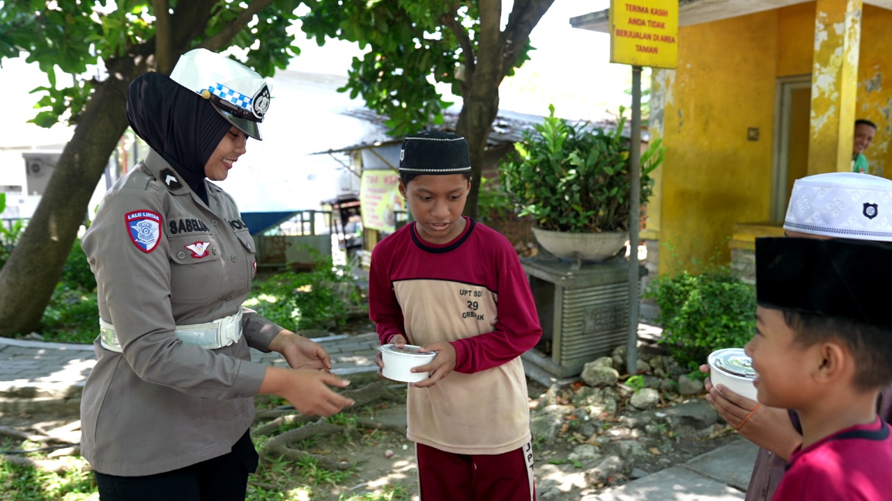 Satlantas Polres Gresik berbagi makanan