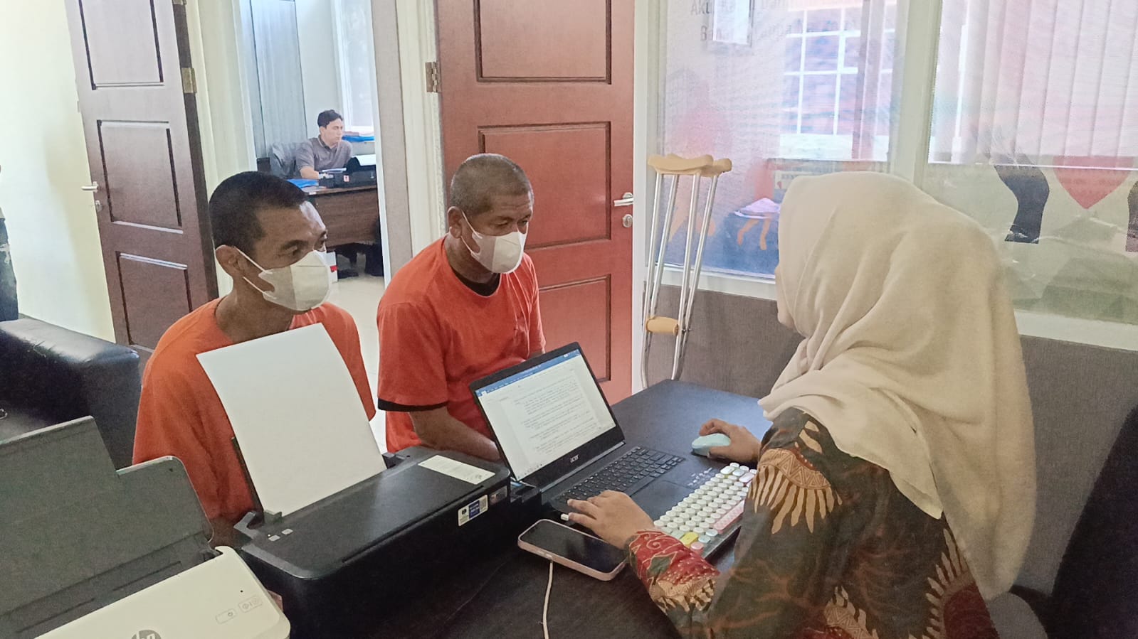 Tersangka diamankan Polisi beserta barang buktinya