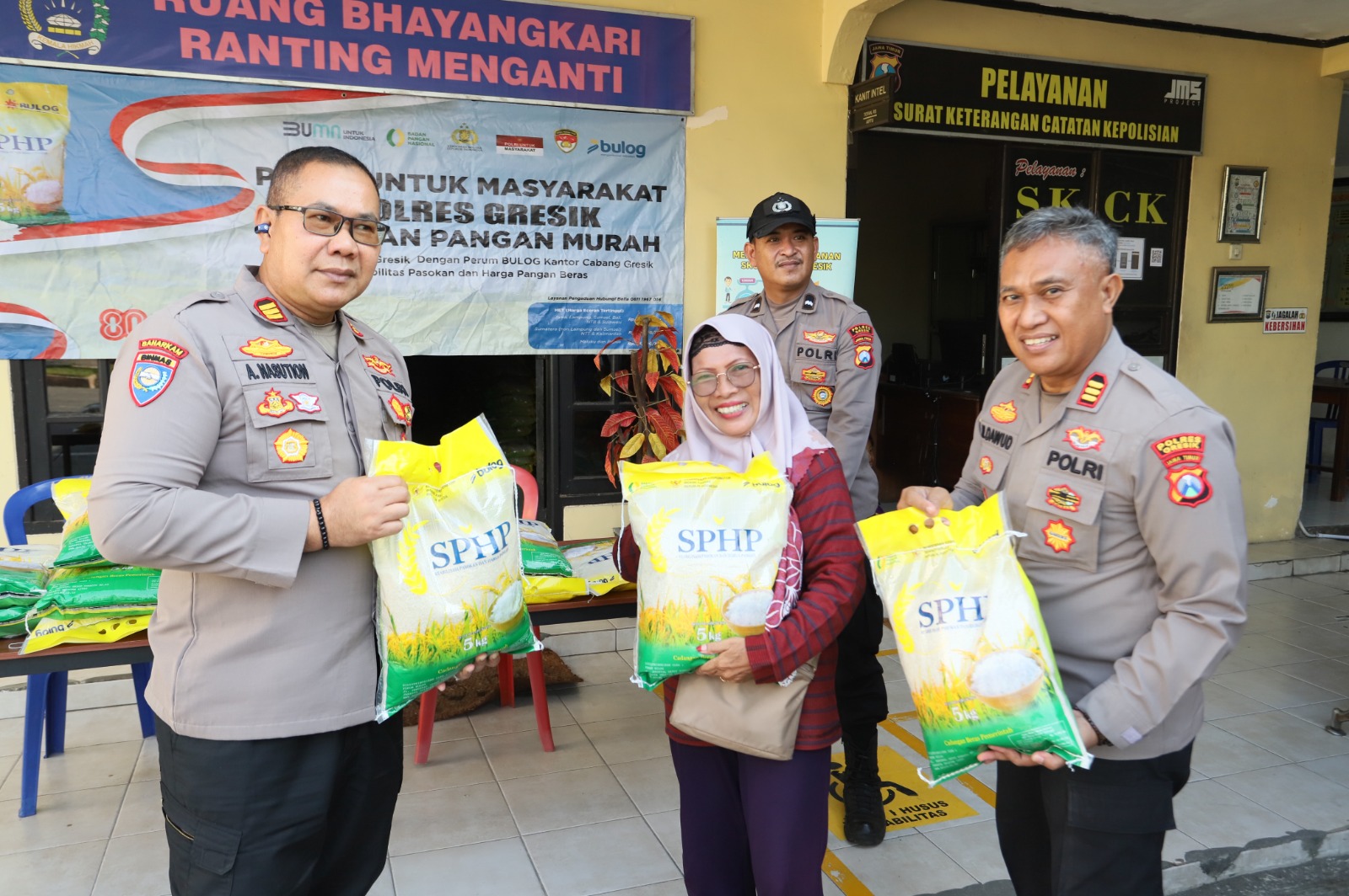 Kasat Binmas Polres Gresik AKP Alimuddin Nasution saat gelar beras murah