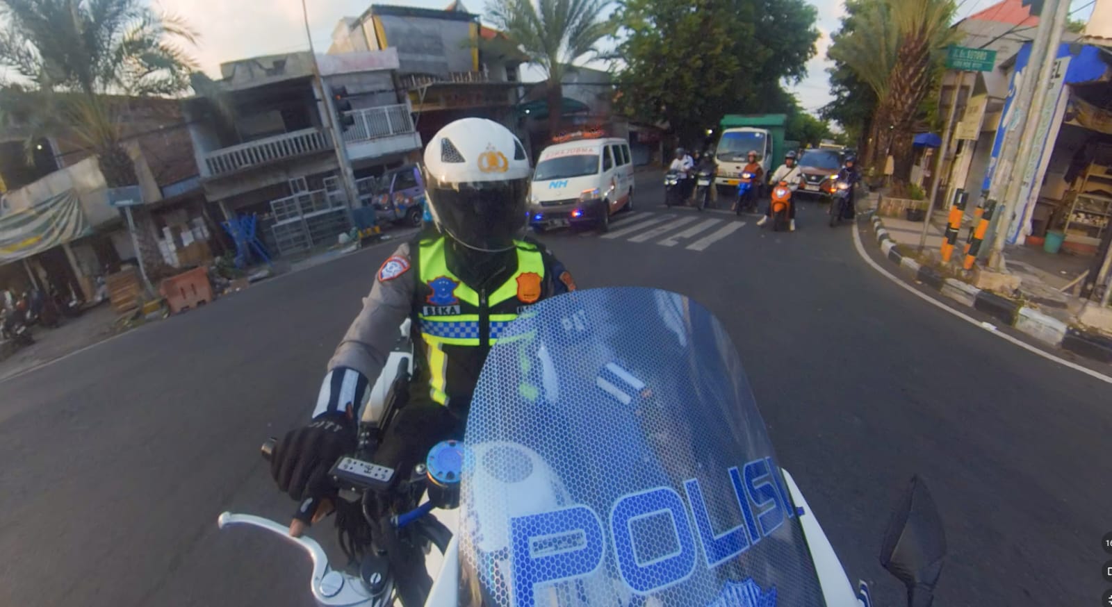 Satlantas Polres Gresik bantu ambulans