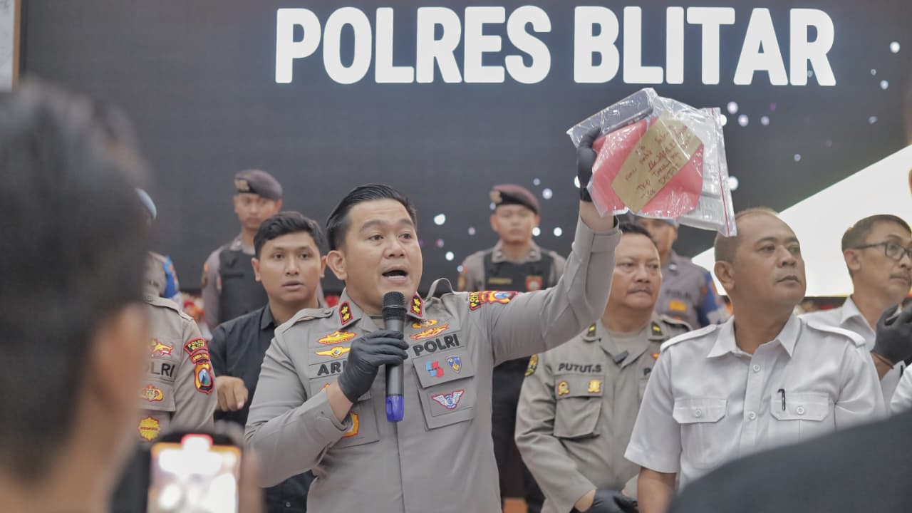 Kapolres Blitar AKBP Arif Fazlurrahman saat berikan keterangan