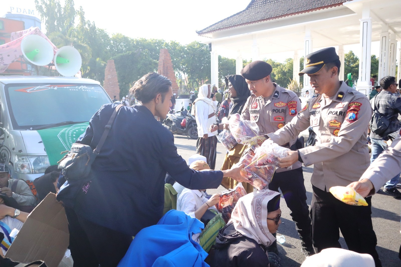 Polisi bagikan roti dan air ke massa aksi damai