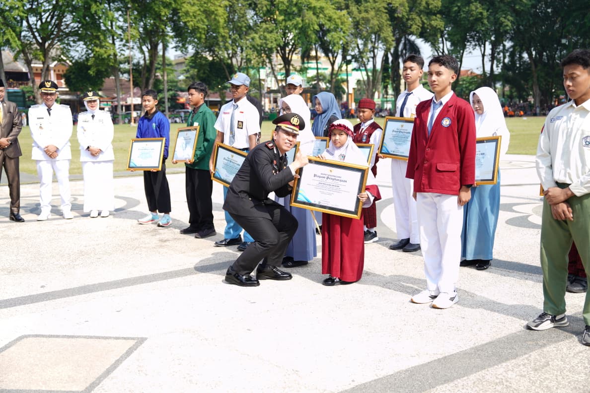 Kapolres Bojonegoro AKBP Afrian Satya Permadi beri penghargaan siswa SD