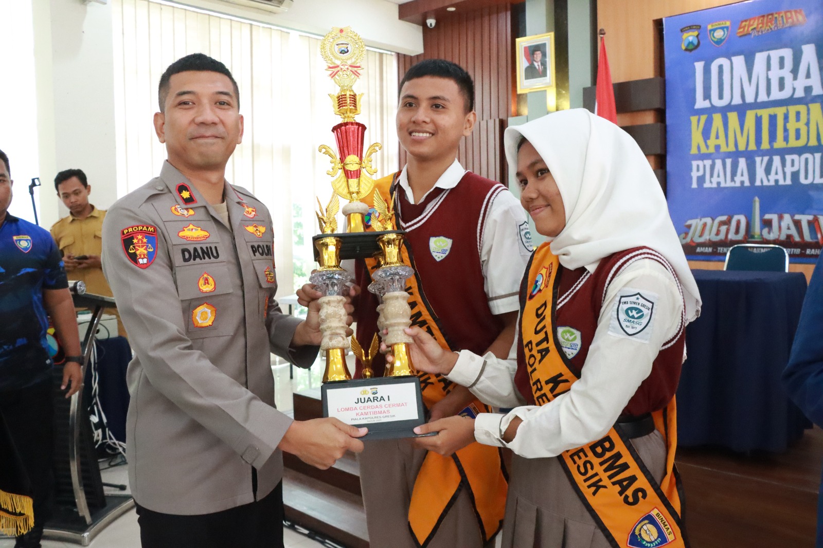 Wakapolres Gresik Kompol Danu Anindhito Kuncoro Putro serahkan hadiah ke pemenang