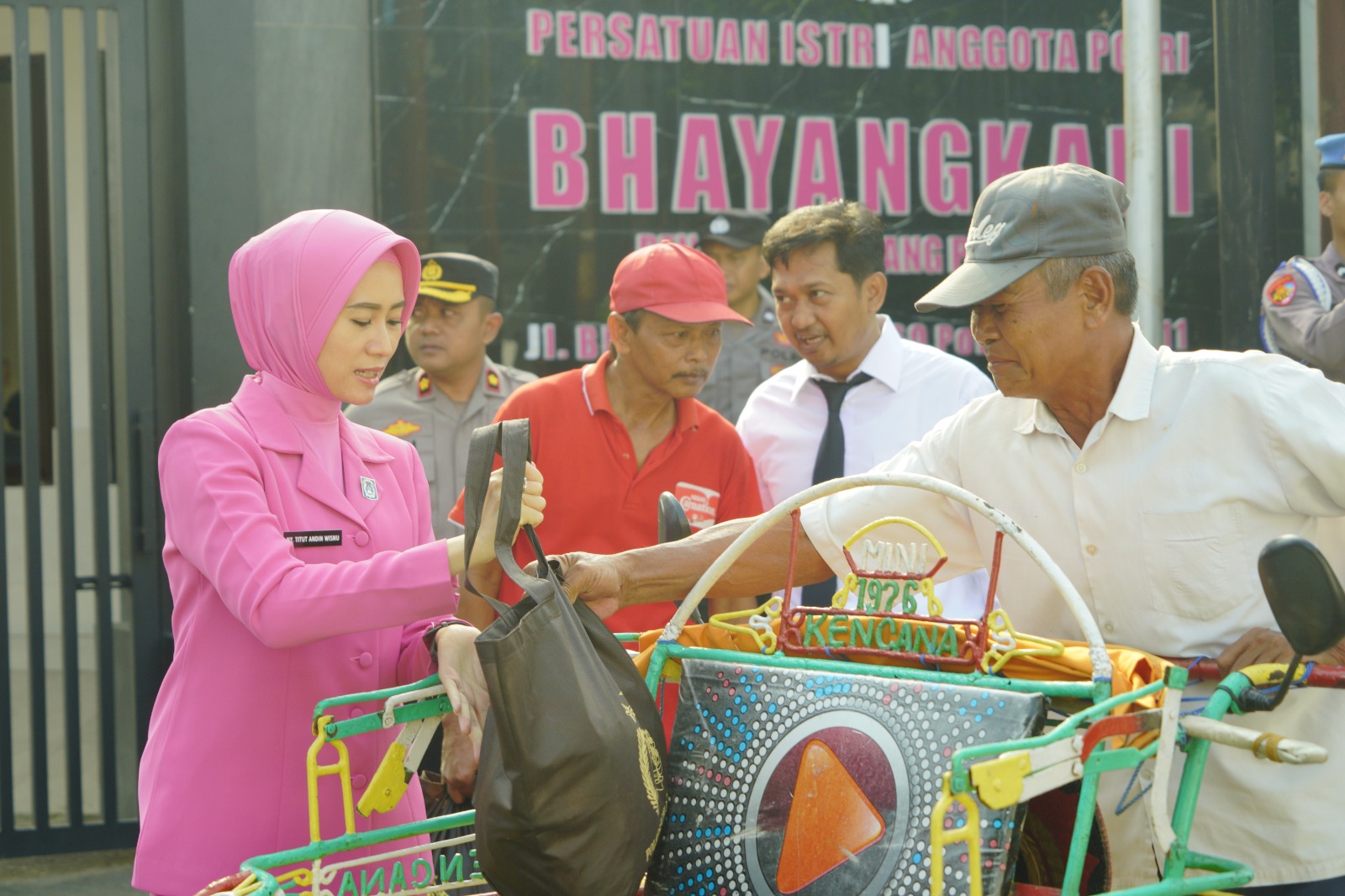 Bhayangkari Cabang Ponorogo bagikan paket sembako