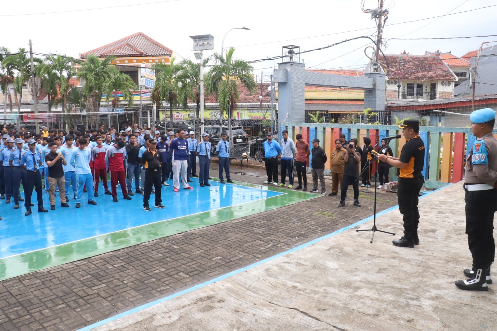 Kapolres Pelabuhan Tanjung Perak Surabaya AKBP Wahyu Hidayat buka turnamen futsal dan bola voli di Kapolres Cup