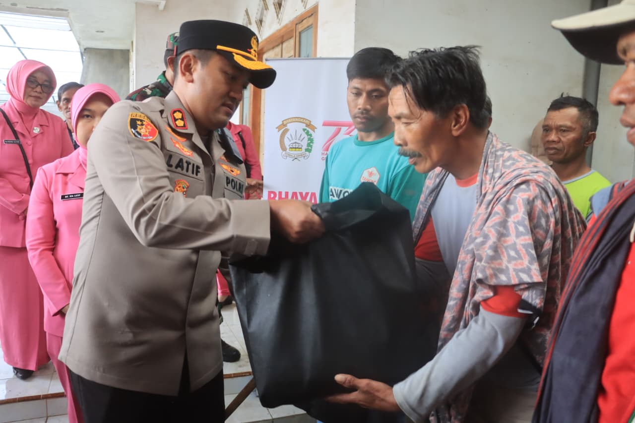 Kapolres Probolinggo AKBP M. Wahyudin Latif saat Bakti Sosial