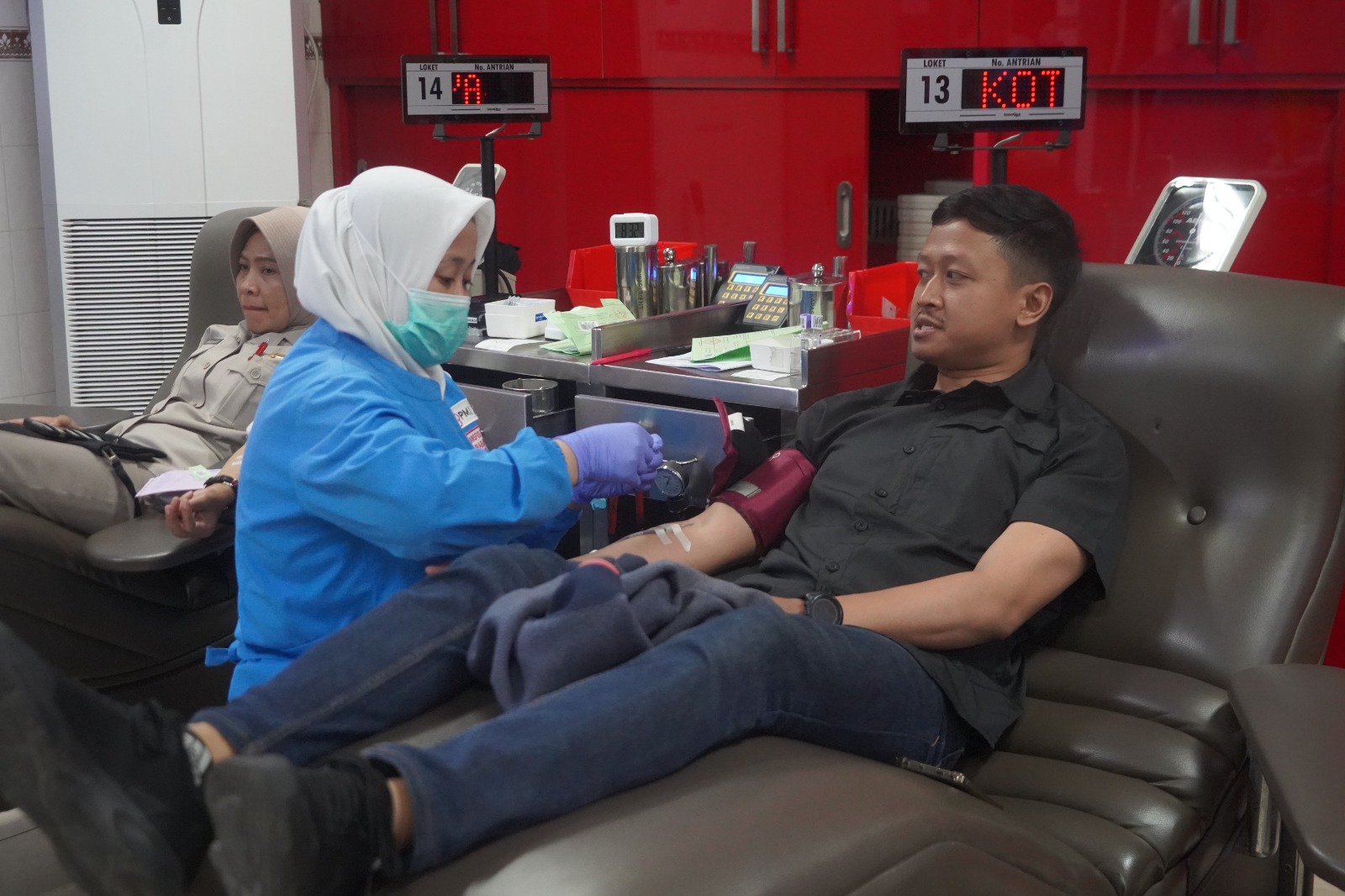 Polres Pelabuhan Tanjung Perak Gelar Donor Darah di HUT Humas Polri