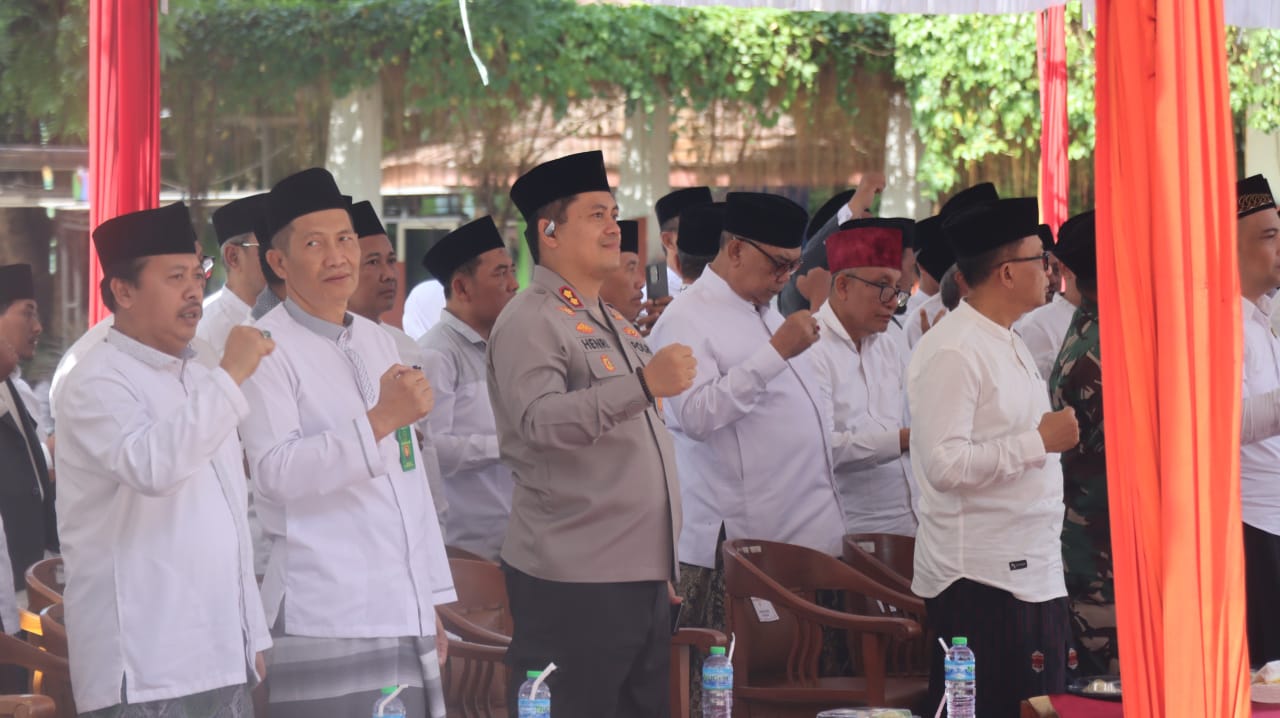 Kapolres Nganjuk AKBP Henri Noveri Santoso saat hadiri upacara hari Santri Nasional