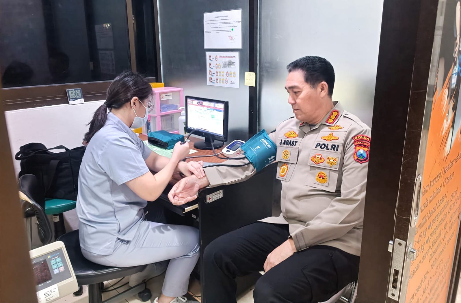 Kabid Humas Polda Jatim Kombespol Jules Abraham Abast saat Donor Darah