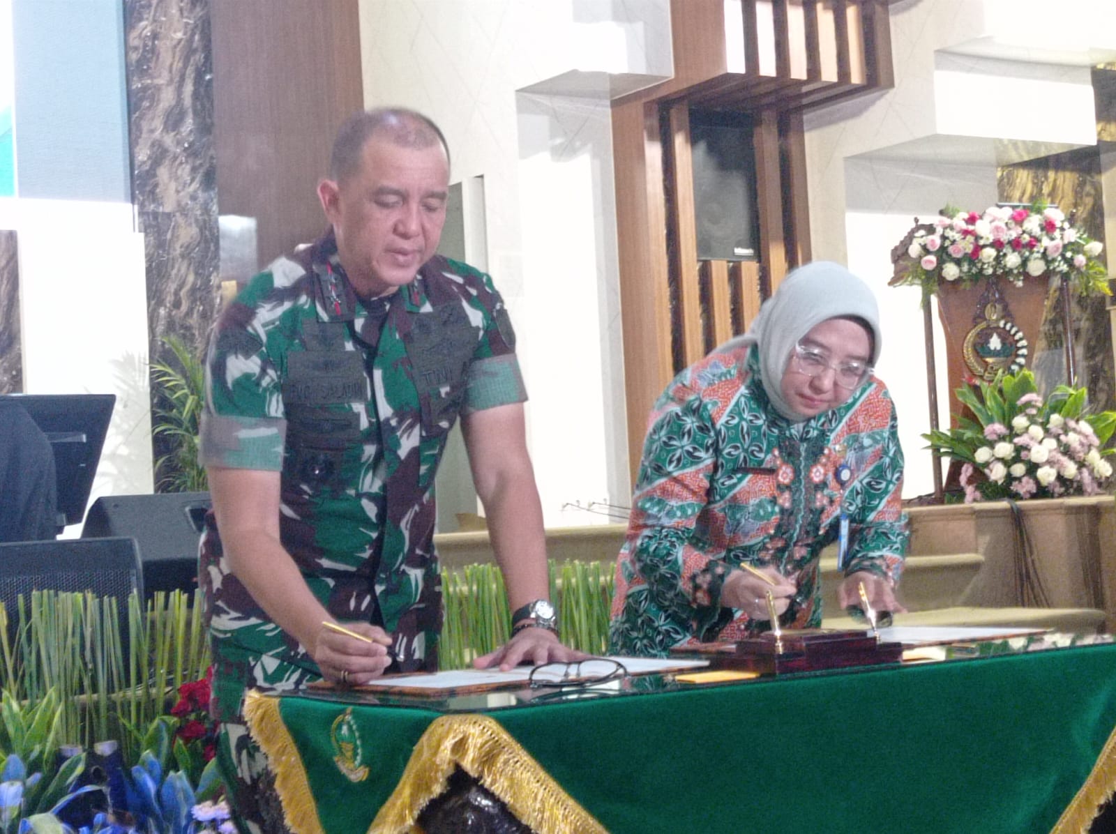 Kaper BKKBN Jatim Maria Ernawati bersama Pangdam V Brawijaya Mayjend TNI Rudy Saladin