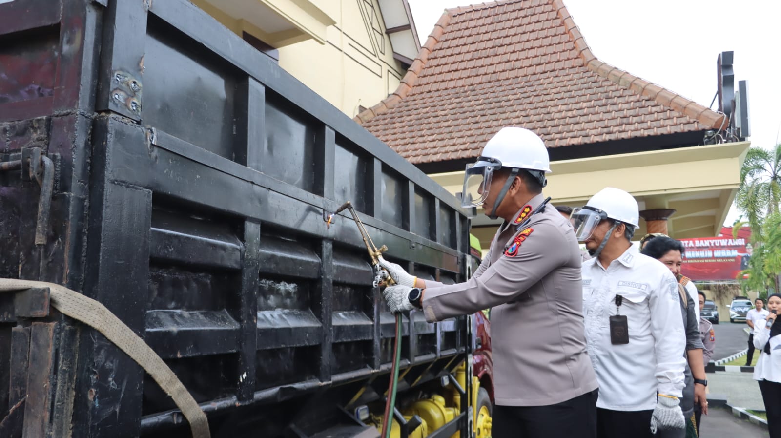 Kapolresta Banyuwangi Kombespol Rama Samtama Putra potong bak truk dump