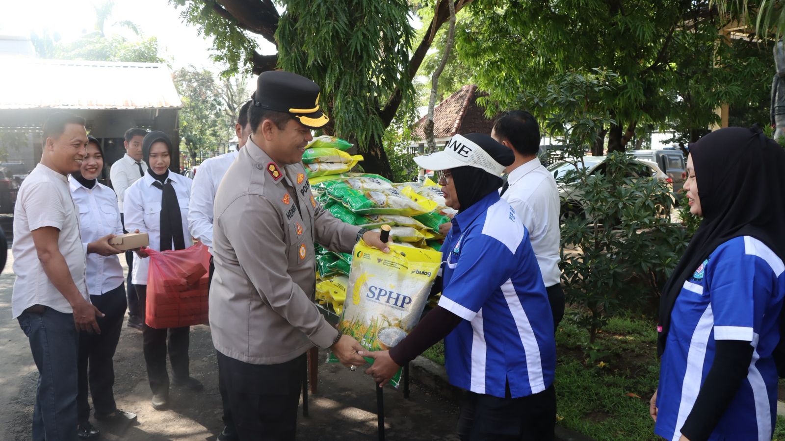 Kapolres Nganjuk AKBP Henri Noveri Santoso serahkan bantuan beras SPHP ke para buruh