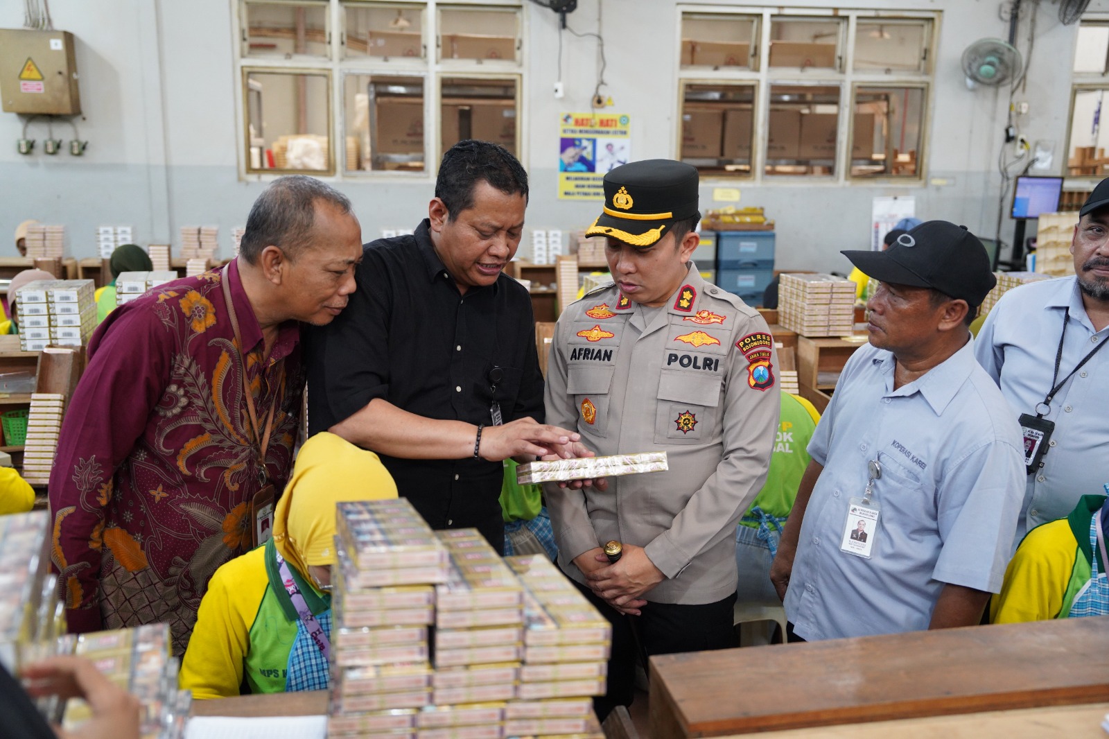 Kapolres Bojonegoro AKBP Afrian Satya Permadi saat cek pekerjaan buruh