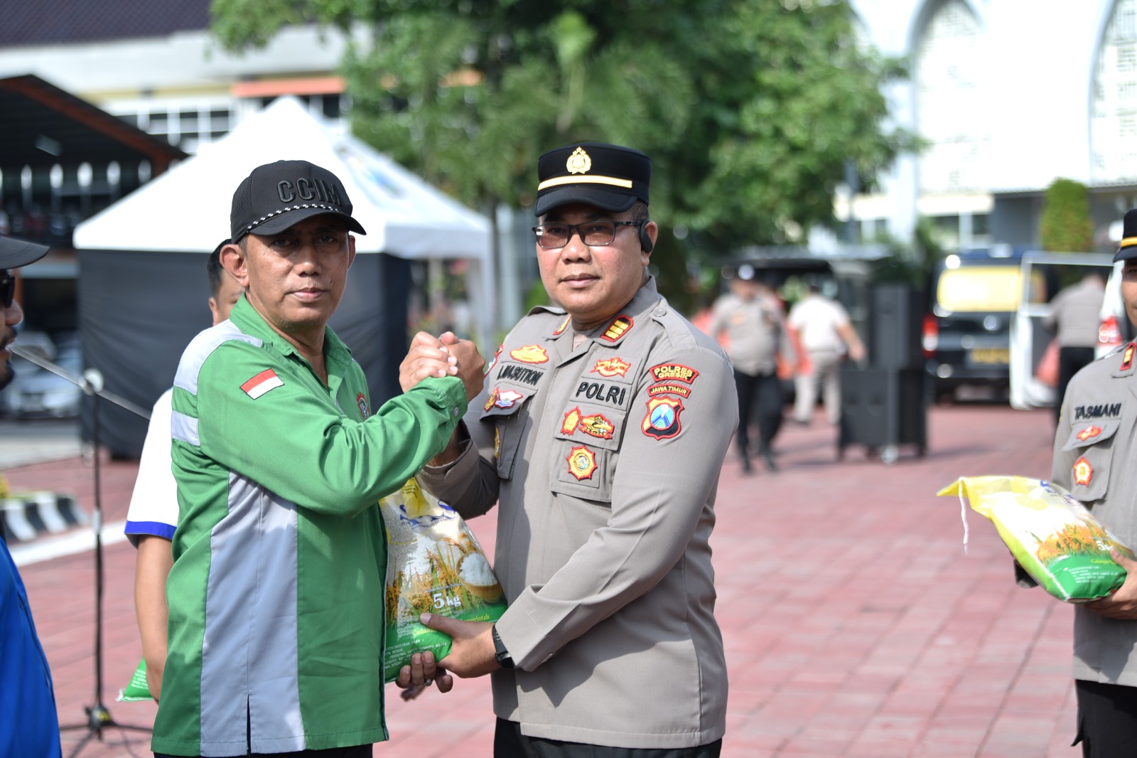Polres Gresik berikan bantuan beras ke peserta Apel Kebangsaan
