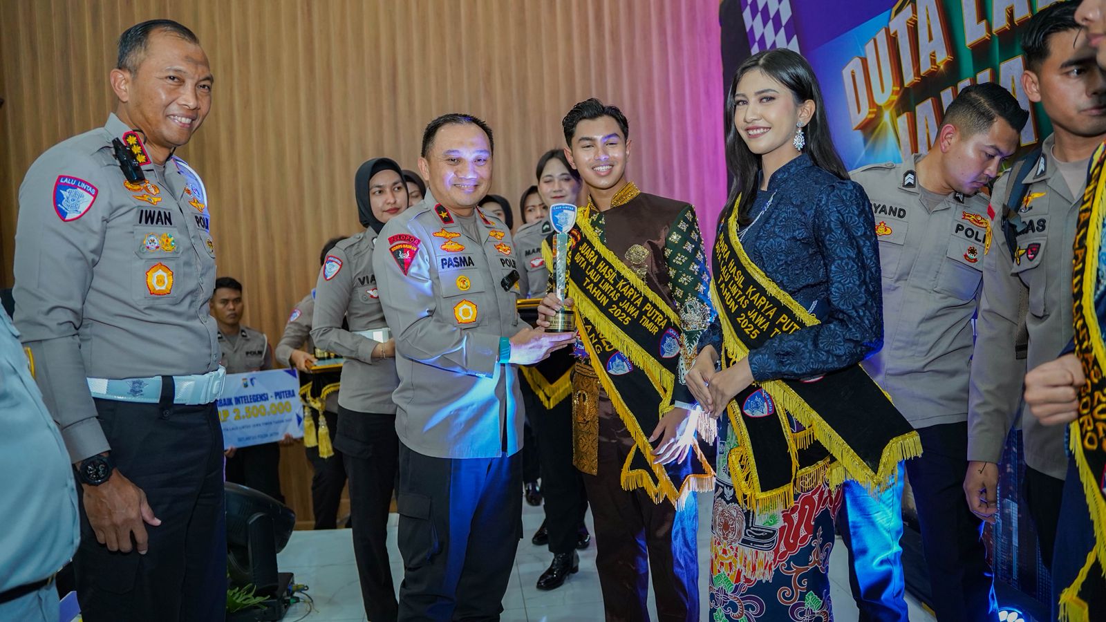 Wakapolda Polda Jatim Brigjen Pol Pasma Royce serahkan piala ke pemenang