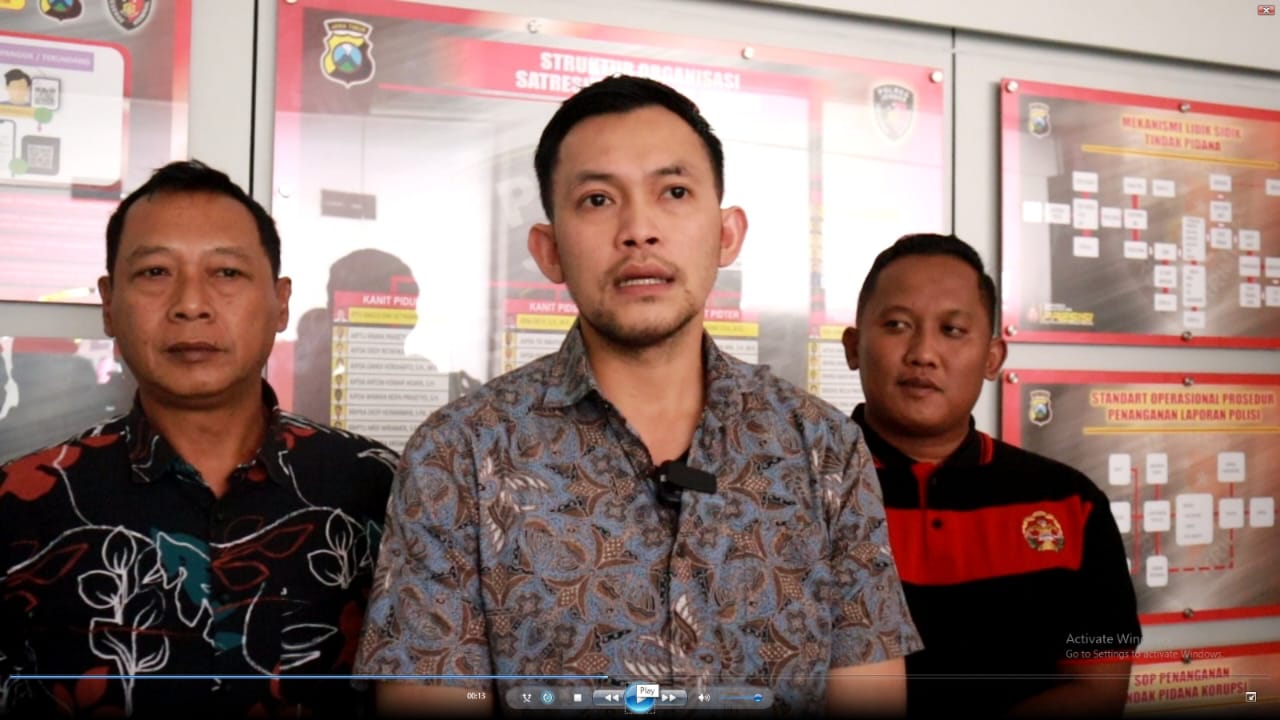 Kasatreskrim Polres Jember AKP Angga Riatma berikan keterangan