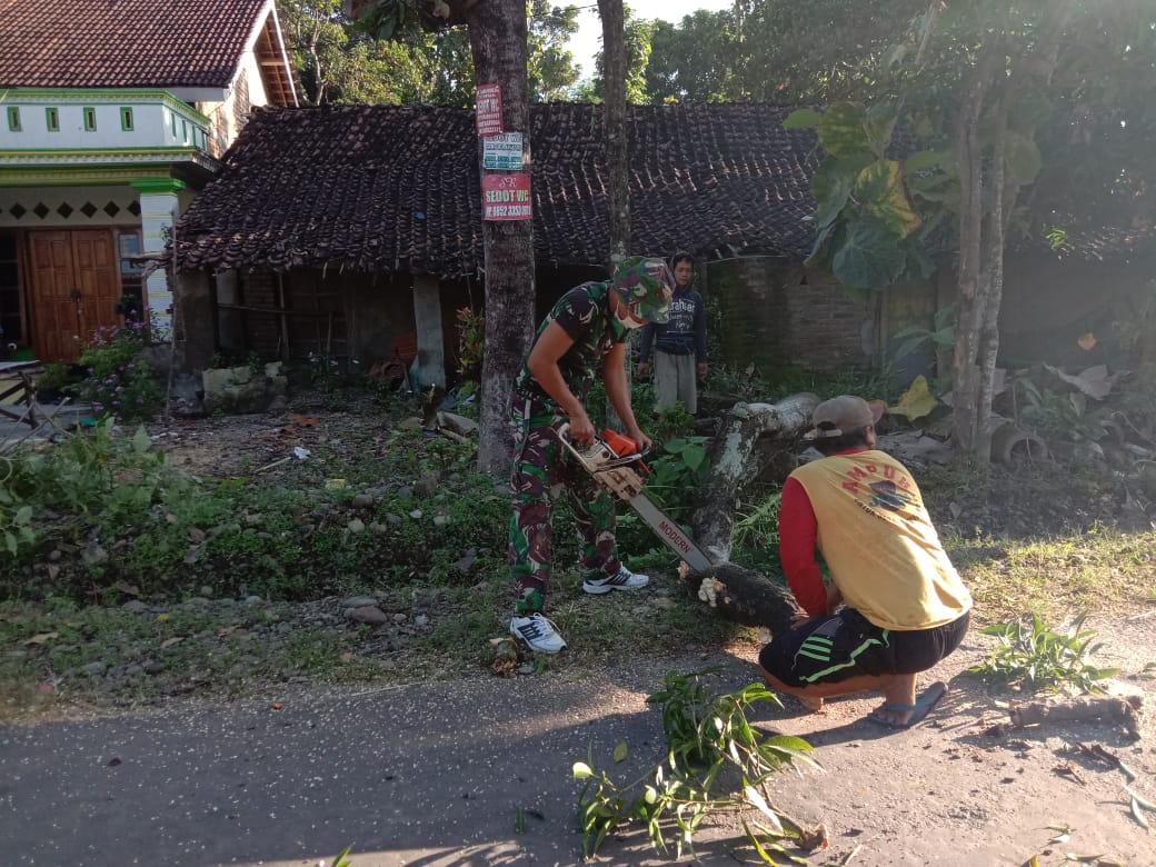 Babinsa Koramil 0817/16 Dukun bergotong royong bersama puluhan warga