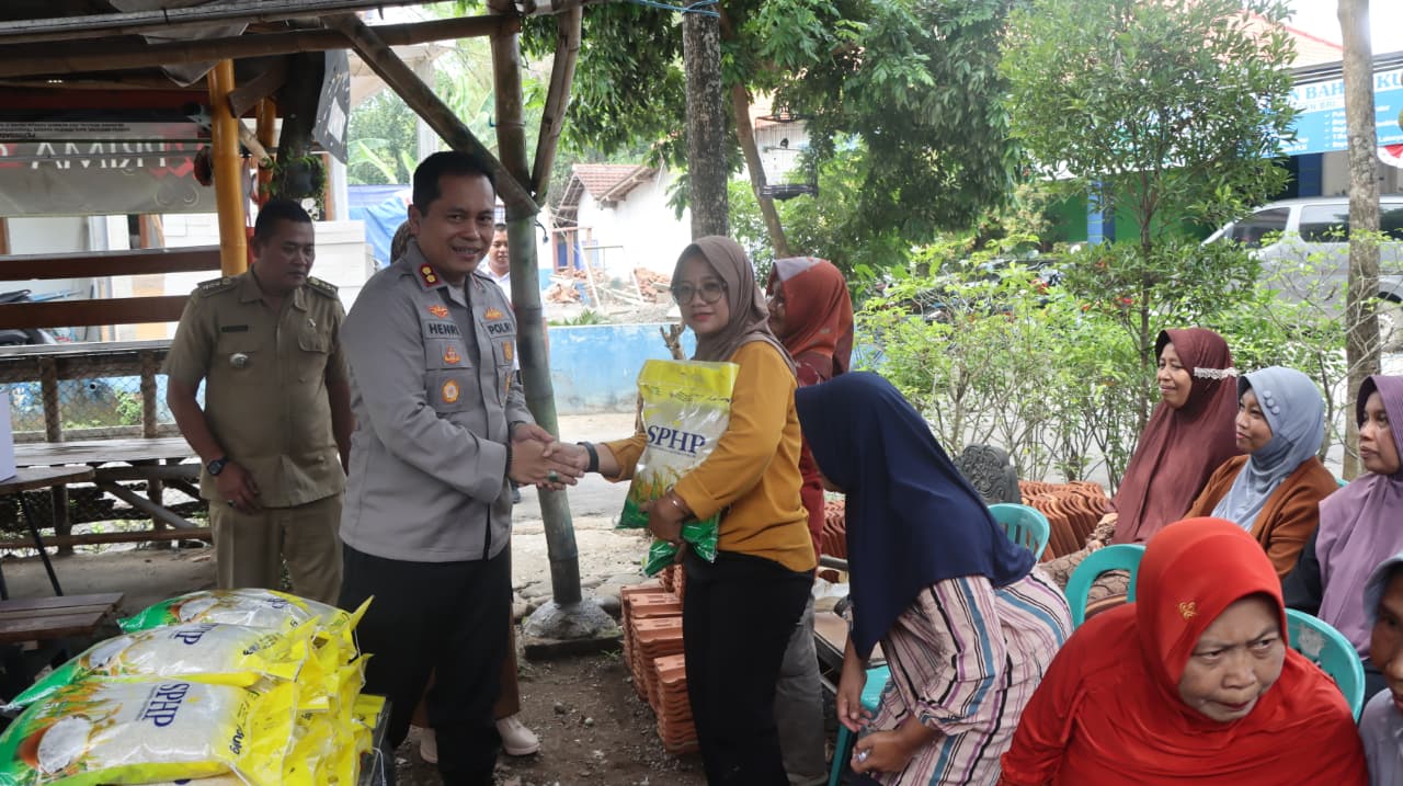 Kapolres Nganjuk AKBP Henri Noveri Santoso serahkan bansos ke warga