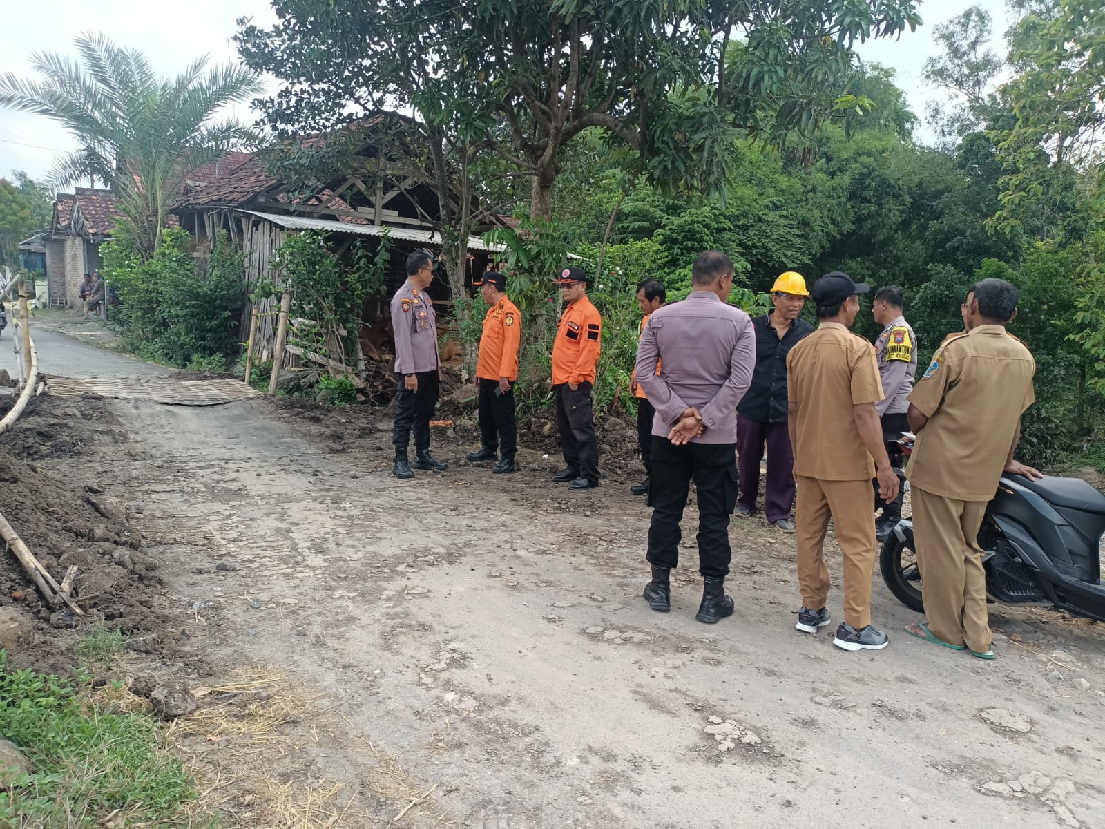 Kapolsek Rejoso AKP Totok Harianto cek lokasi jalan ambles