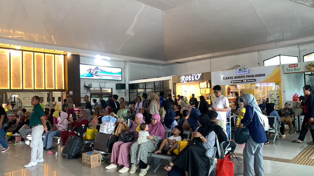 Pengguna KA alami keterlambatan dan pengalihan rute