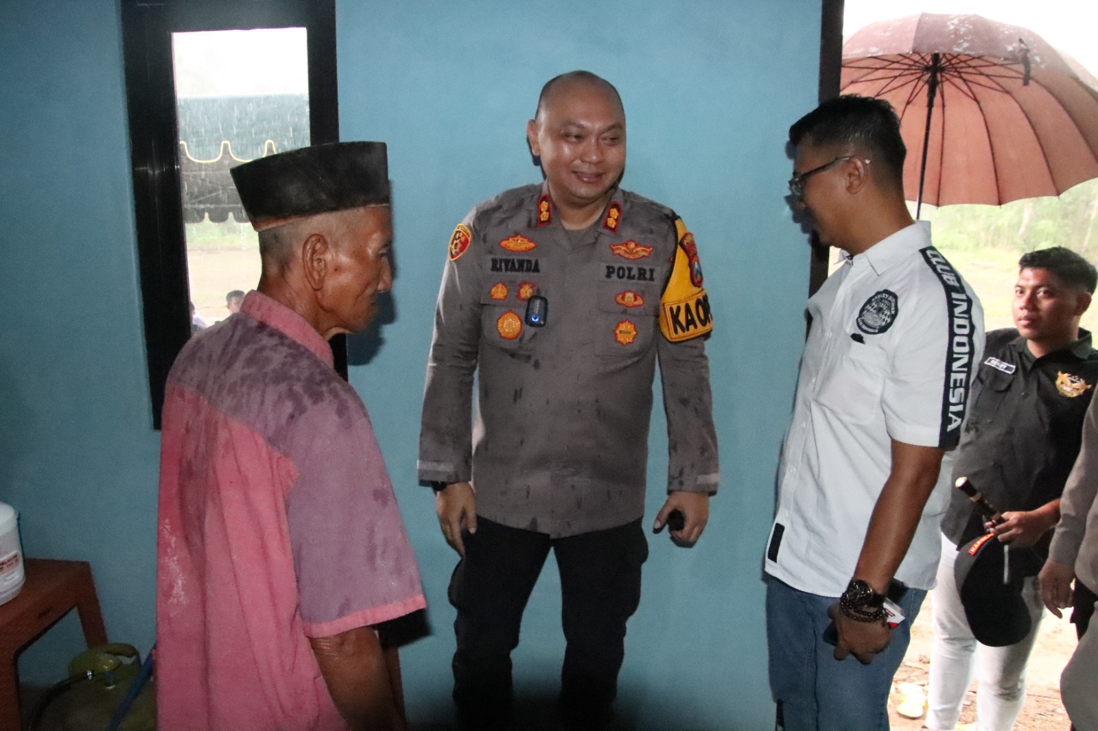 Kapolres Sumenep AKBP Rivanda beri kado untuk warga kurang mampu