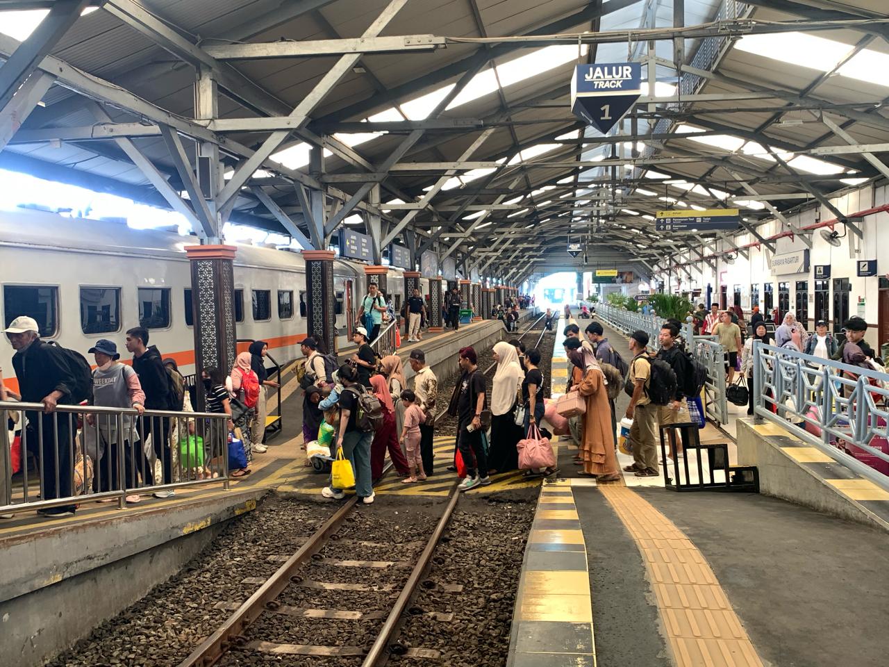 Pengguna KA Lintas Utara saat gunakan kereta api