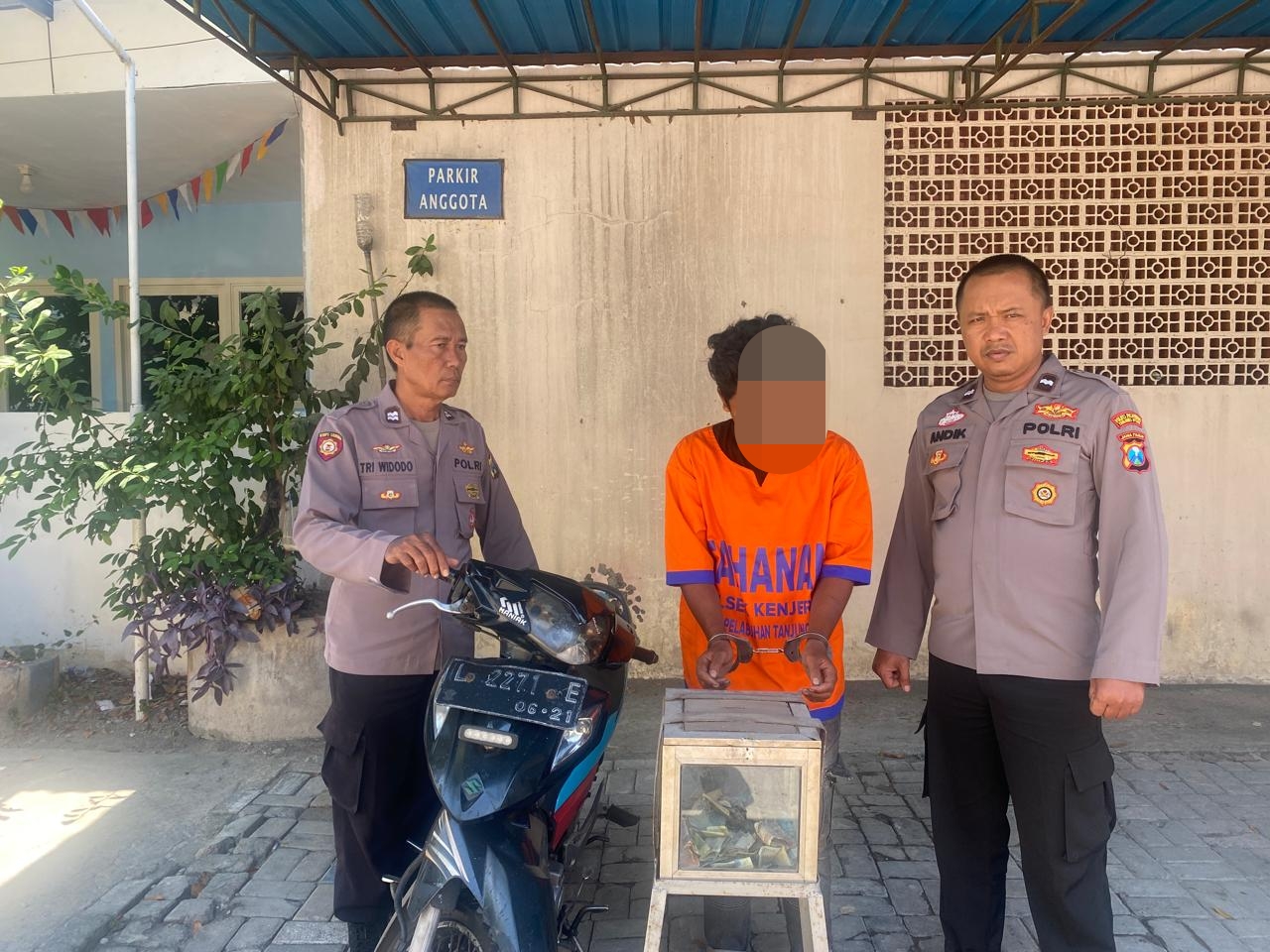 Polsek Kenjeran tangkap pencuri kotak amal beserta barang buktinya