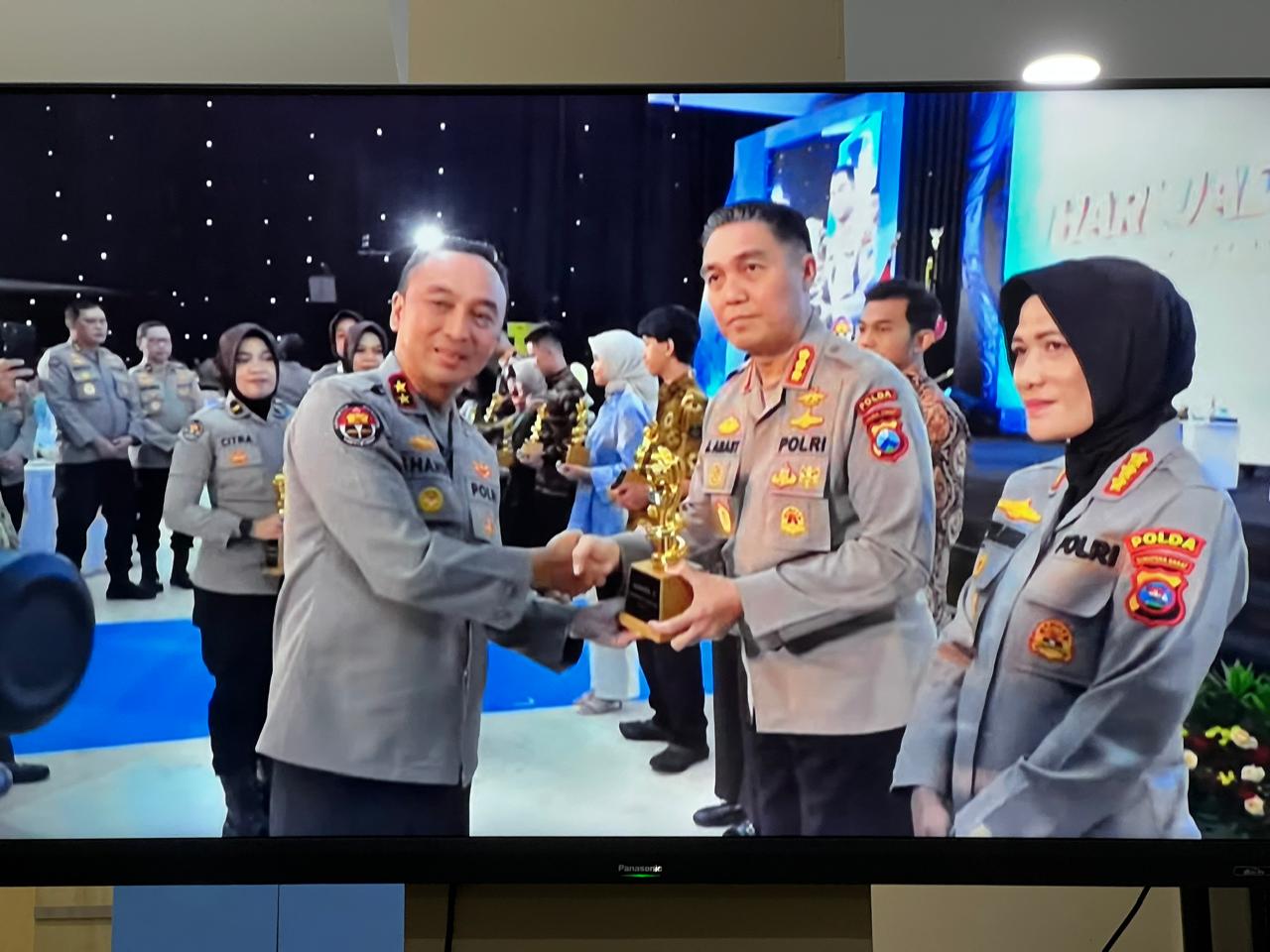 Kadiv Humas Polri Irjen Pol Shandi Nugroho serahkan piala ke Kabid Humas Polda Jatim Kombespol Jules Abraham Abast