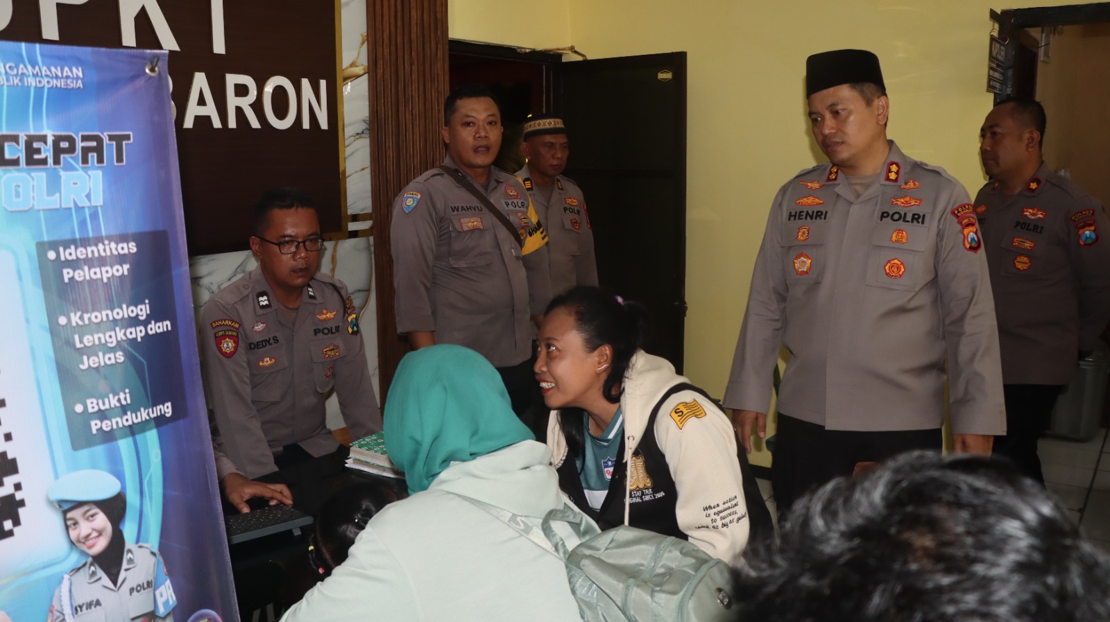 Kapolres Nganjuk AKBP Henri Noveri Santoso tinjau ruang SPKT Polsek Baron