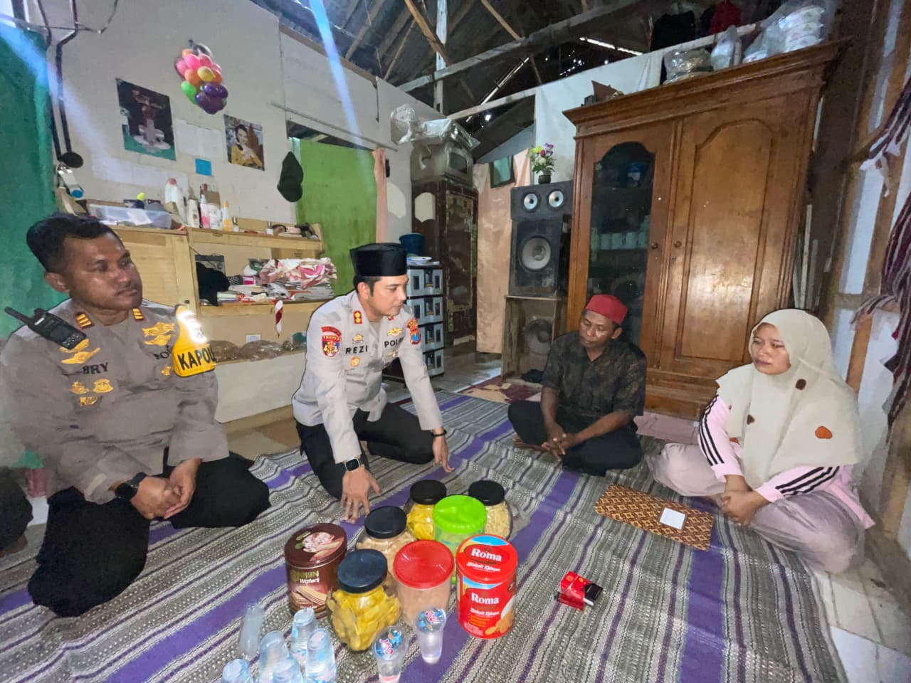 Kapolres Situbondo AKBP Rezi Dharmawan beri santunan ke keluarga korban atap asrama roboh