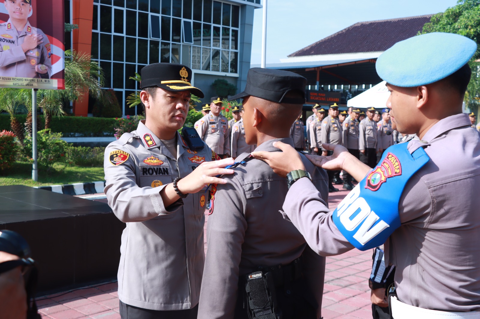 Kapolres Gresik AKBP Rovan Richard Mahenu lantik siswa Diktuk Bintara Polri
