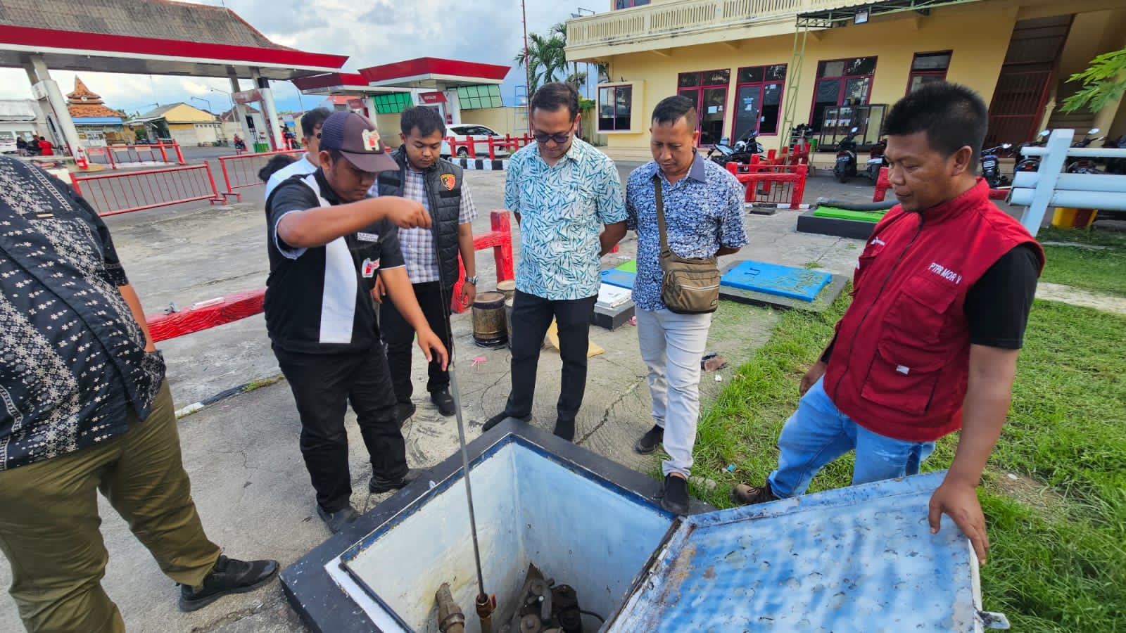 Satreskrim Polres Probolinggo saat sidak SPBU