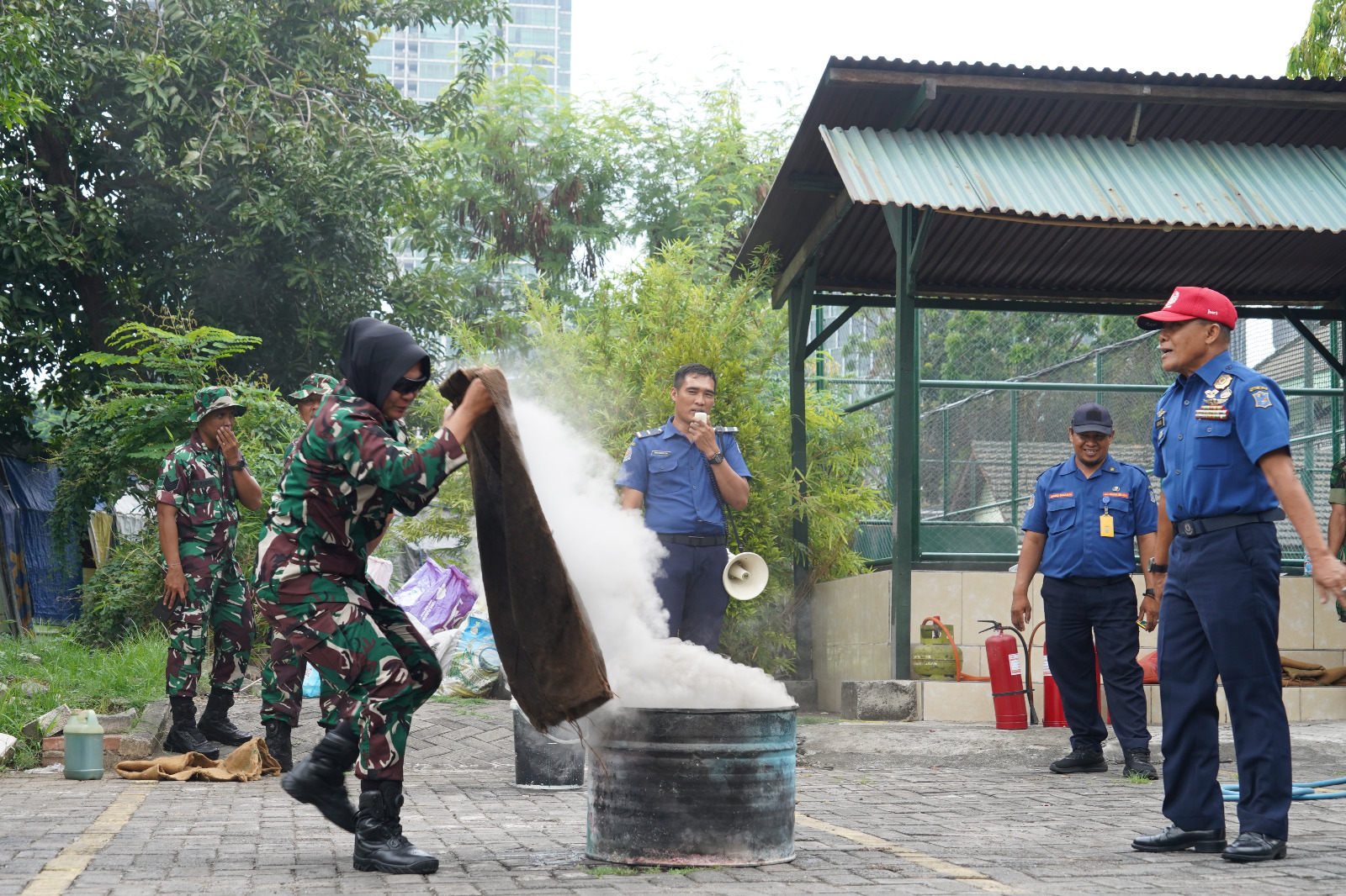 Korem 084/Bhaskara Jaya latih prajurit saat terjadi bencana kebakaran