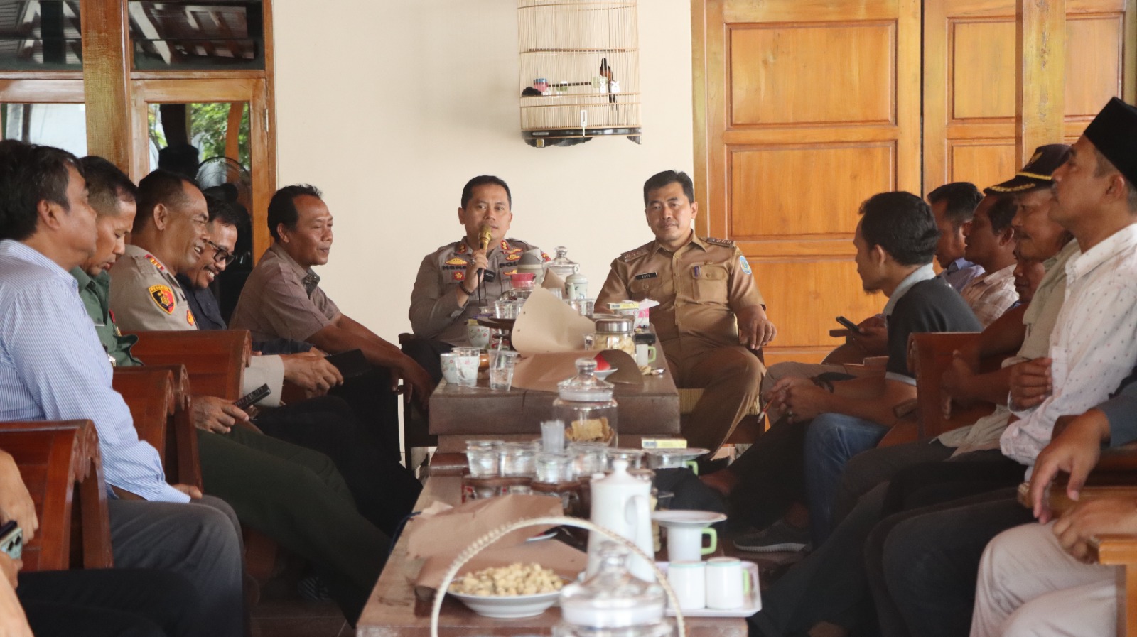 Kapolres Nganjuk AKBP Henri Noveri Santoso bersama warga Gondang aktifkan Siskamling