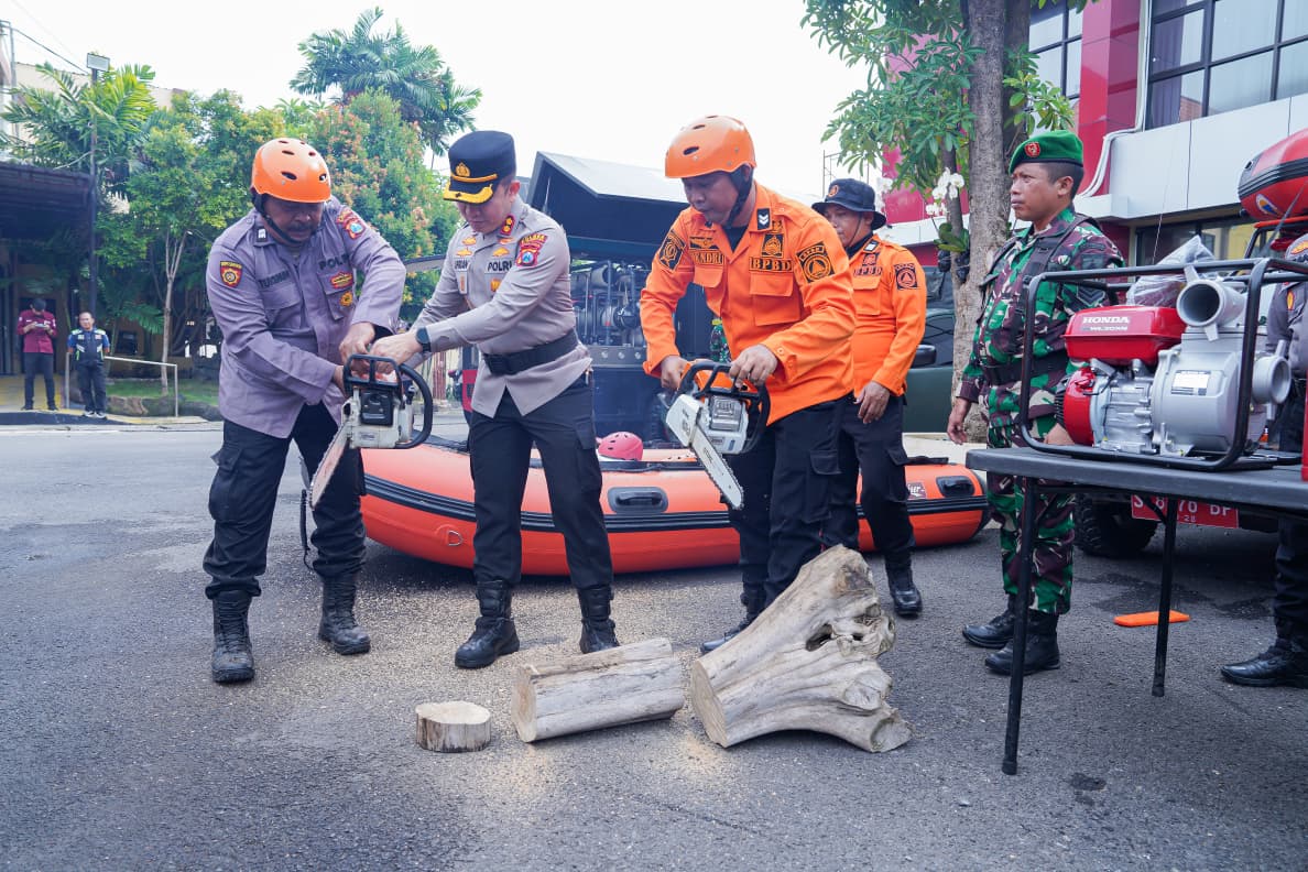Kapolres Bojonegoro AKBP Afrian Satya Permadi cek alat untuk bencana Hidrometeorologi