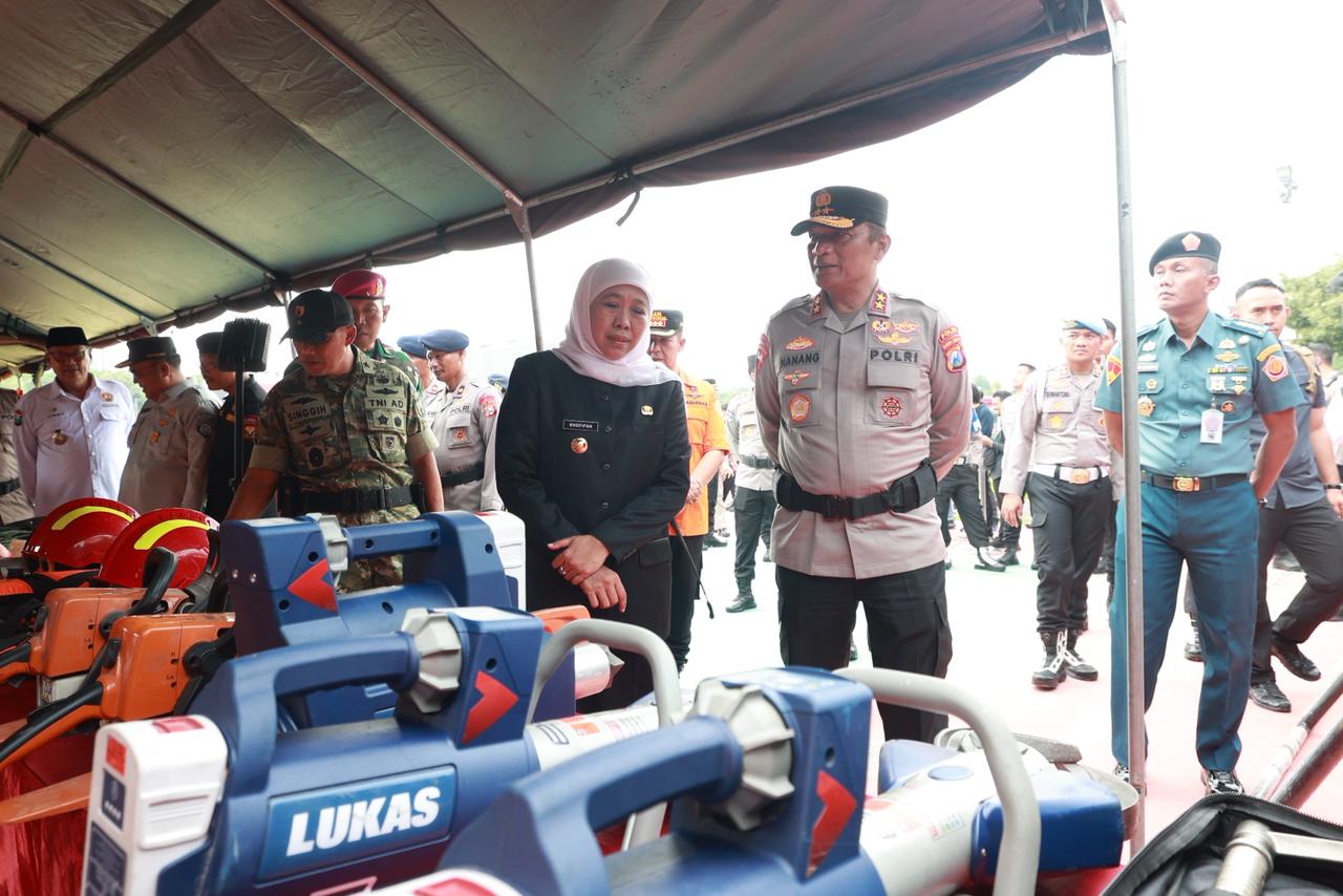 Kapolda Jatim Irjen Pol Nanang Avianto dan Gubernur Jatim Khofifah Indar Parawansa cek alat mitigasi