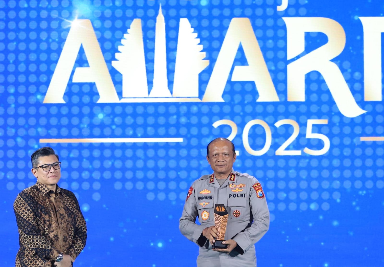 Kapolda Jatim Irjen Pol Drs. Nanang Avianto Terima Anugerah Figur Akselerator