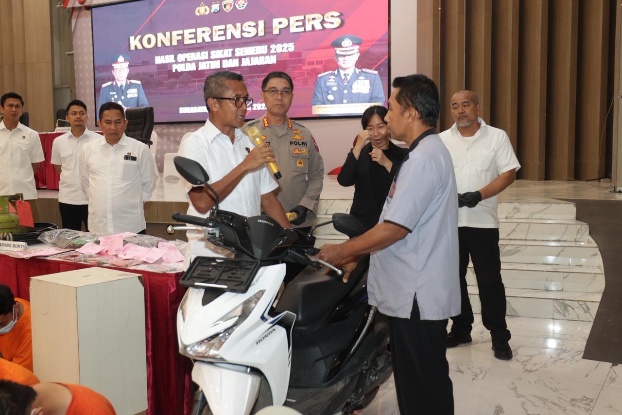 Dirreskrimum Polda Jatim Kombespol Widi Atmoko serahkan motor ke pemilik