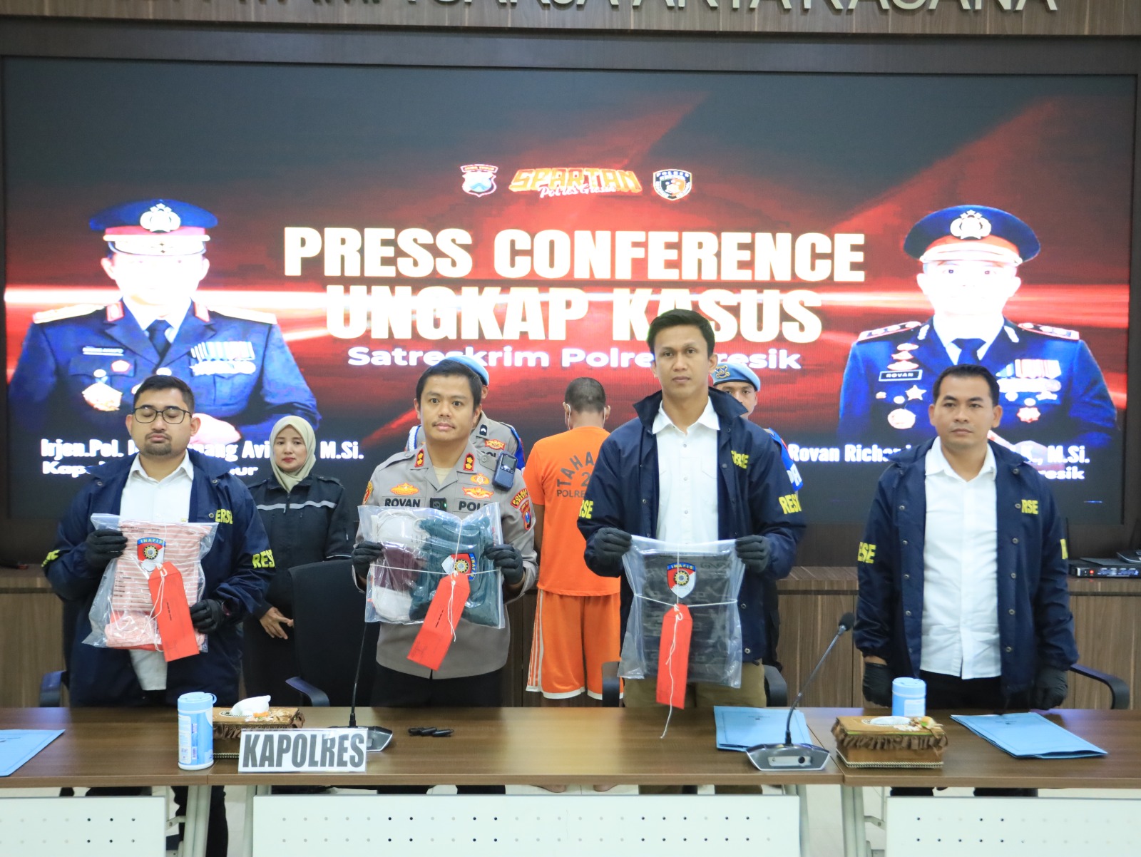 Kapolres Gresik AKBP Rovan Richard Mahenu didampingi Kasatreskrim Polres Gresik AKP Abid ungkap kasus Asusila