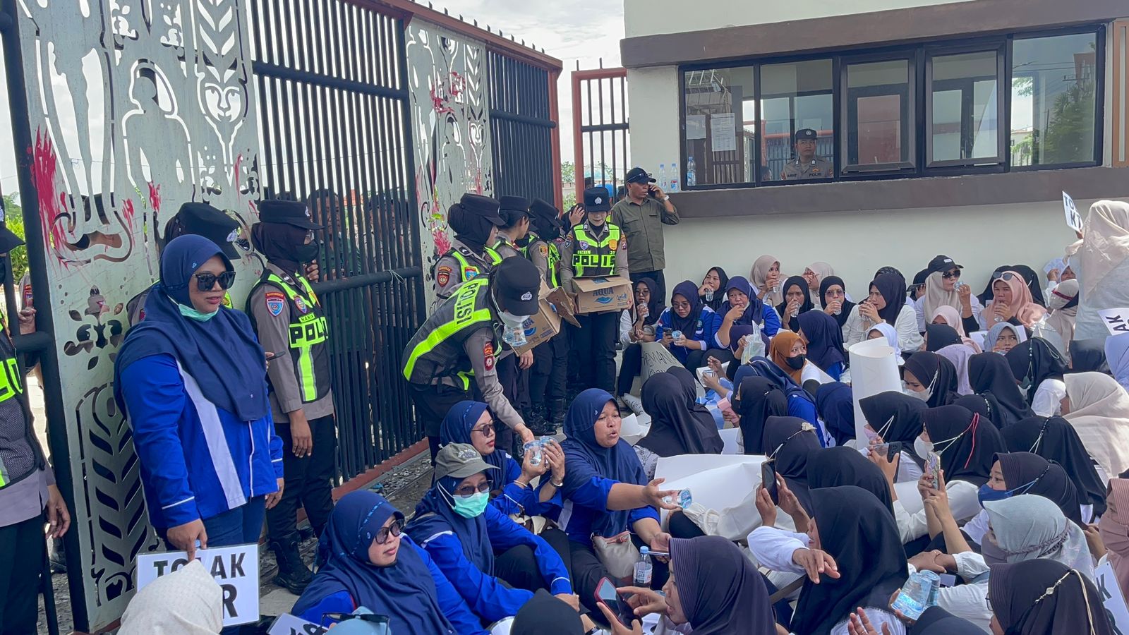 Polwan Polres Bojonegoro bagi air mineral