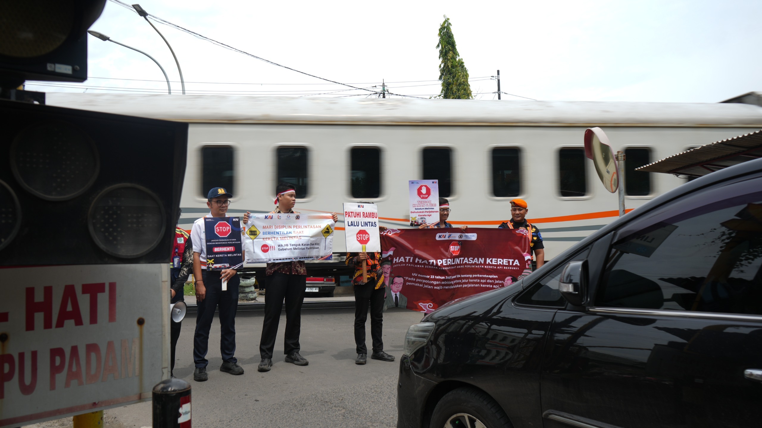 KAI Daop 8 Surabaya sosialisasi keselamatan di perlintasan