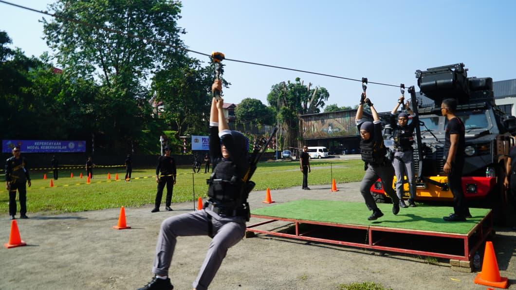 Polwan Polda Jatim suguhkan Srikandi Challenge