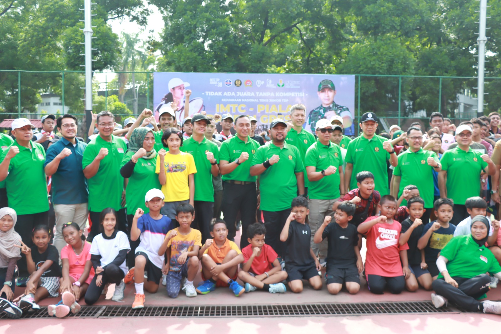 Kapolres Gresik AKBP Rovan Richard Mahenu saat pembukaan Kejuaraan Tenis Junior TDP Piala Dandim IMTC 2025