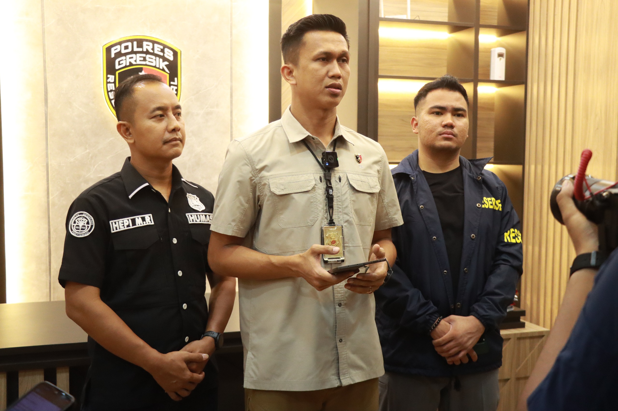Kasatreskrim Polres Gresik AKP Abid Uais Al-Qarni Aziz berikan keterangan