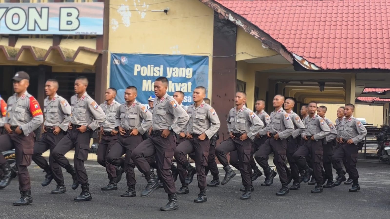 SPN Polda Jatim Senam Tabola Bale