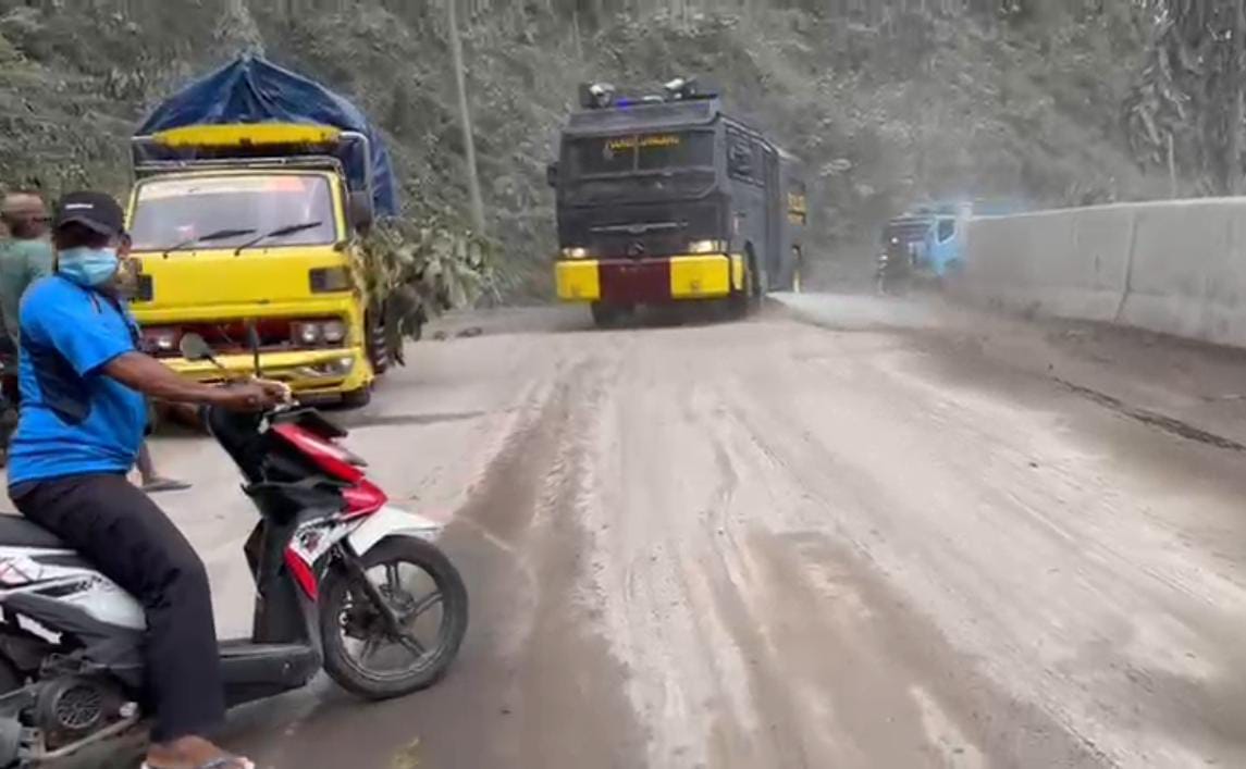 Polres Lumajang bersihkan material APG