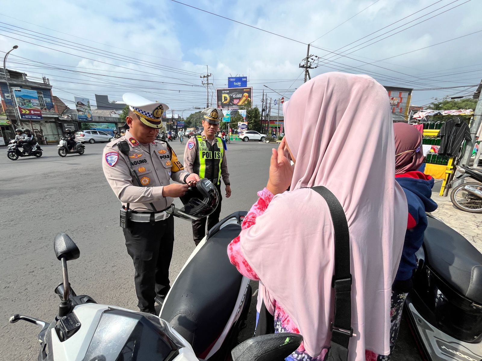 Kasatlantas Polresta Malang Kota Kompol Agung Fitransyah bagikan helm