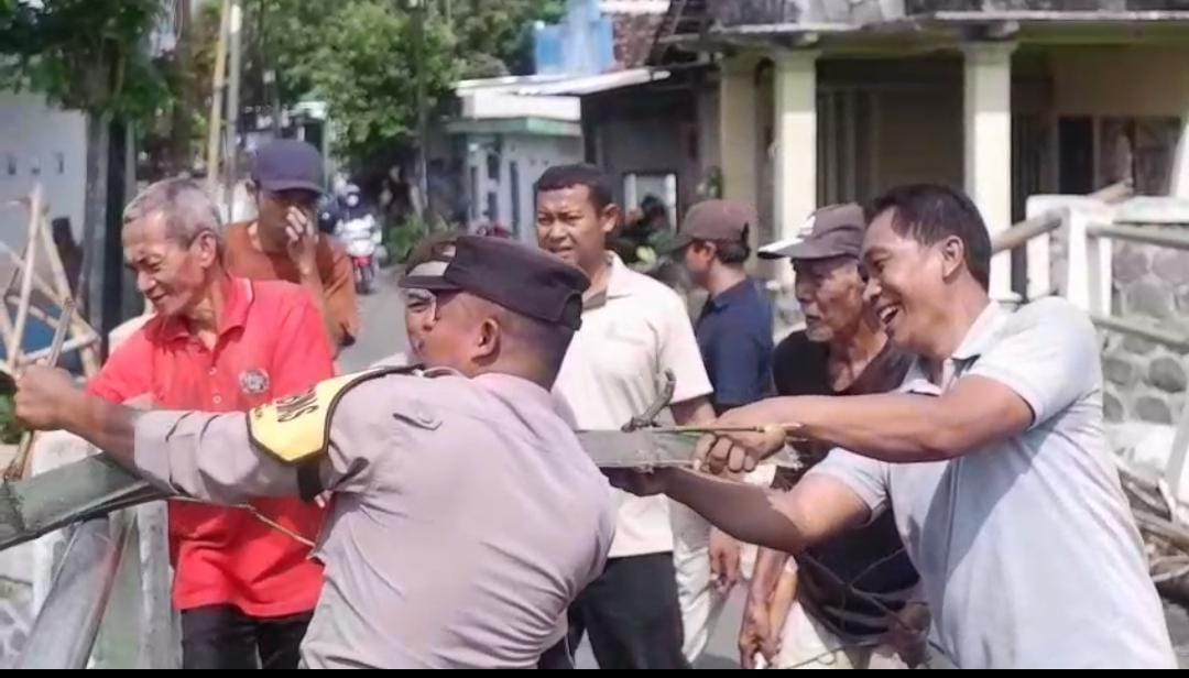 Kerja Bakti di Sungai Ploso, Polsek Nganjuk Kota kerja bakti bersama warga
